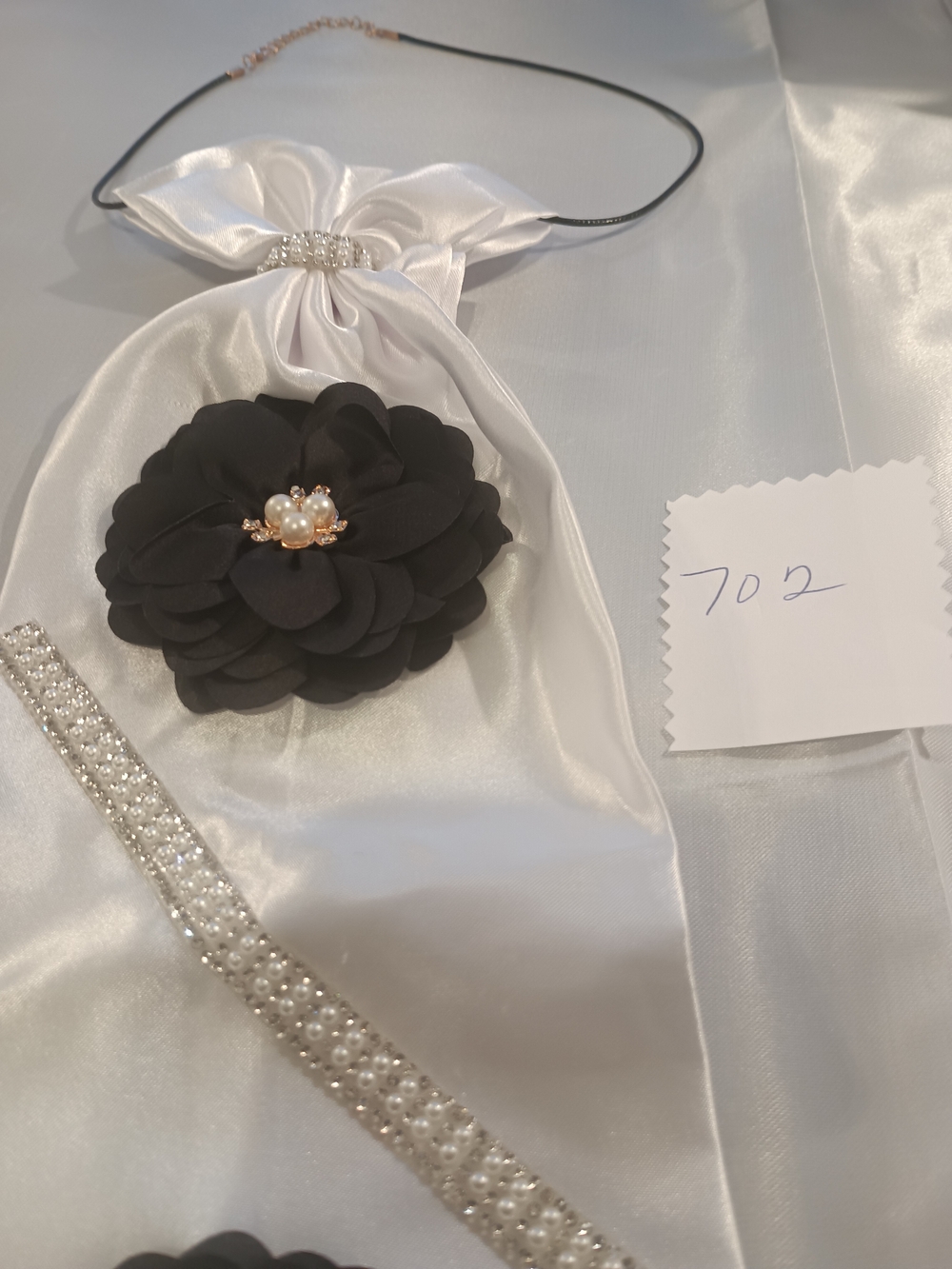 Elegant Black Floral JunkTie Necklace Set with Pearl Accents - Picture 3 of 8